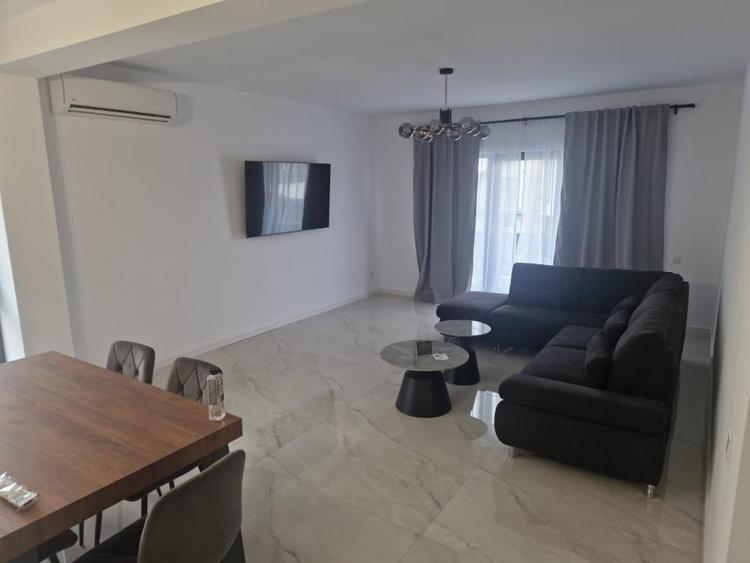 Apartament cu 3 camere decomandat, mobilat în Exterior Est
