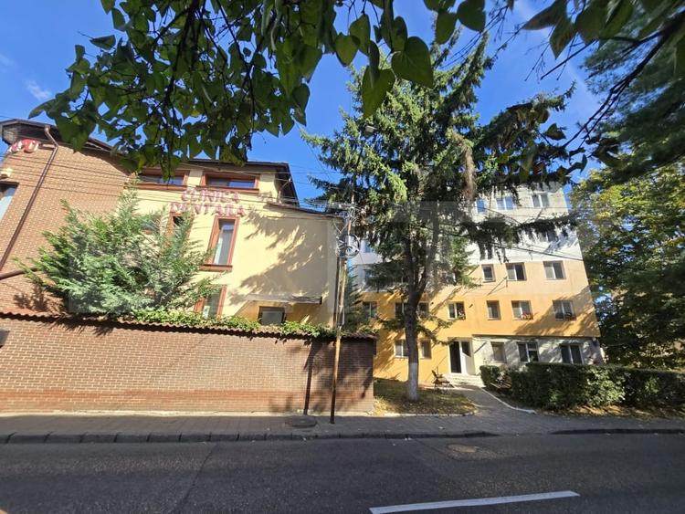 Apartament cu 3 camere decomandat, mobilat în Micro 9