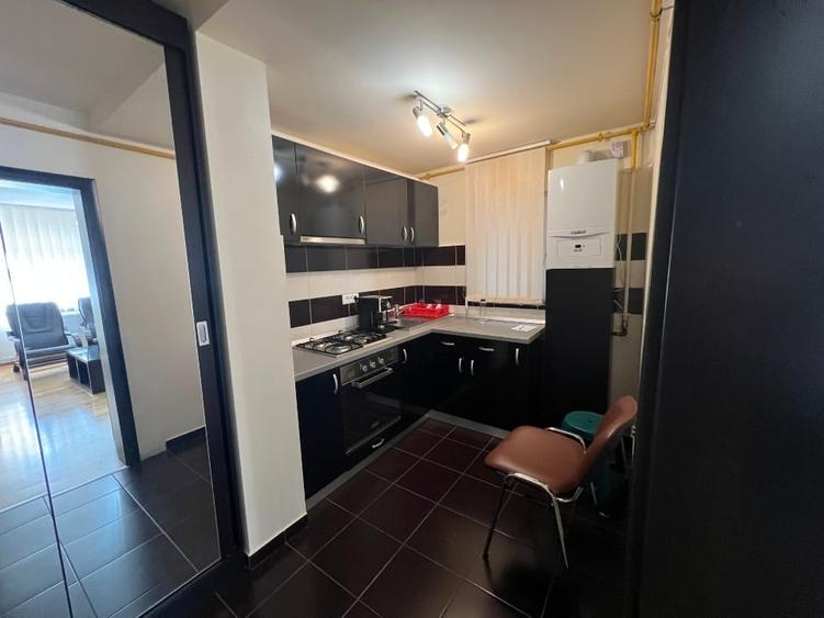 Apartament cu 3 camere semidecomandat, mobilat în Circumvalațiunii