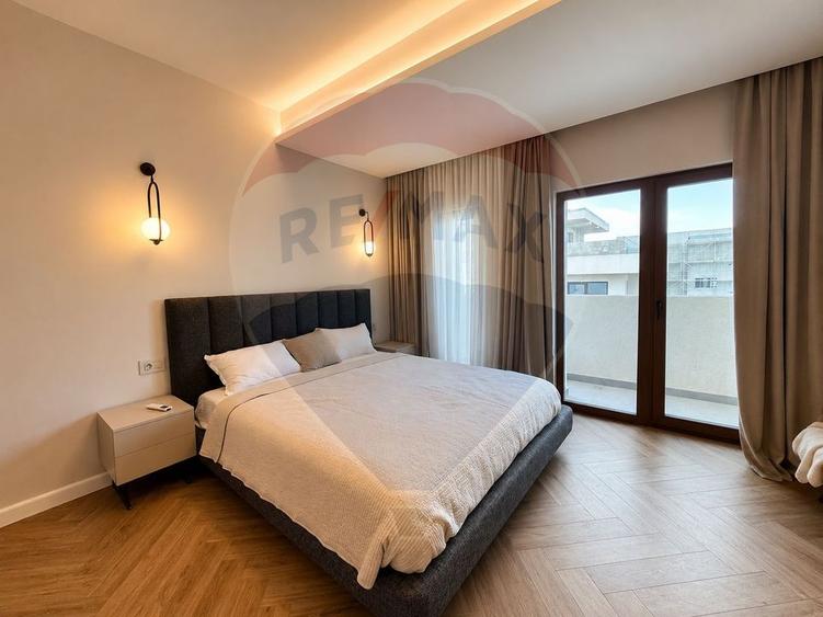 Casă individuală cu 7 camere cu Teren 240 Mp în Sud