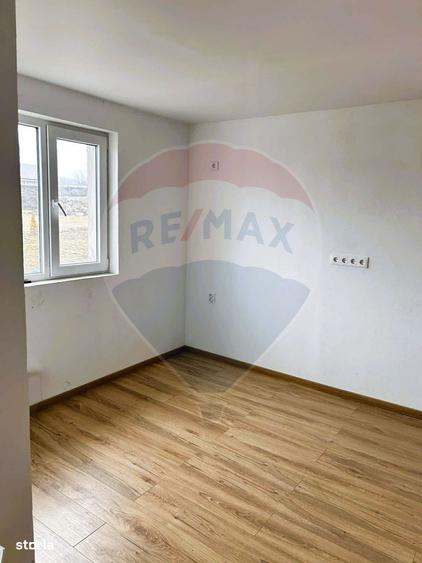 Casă cu 2 camere cu Teren 529 Mp în Roșia