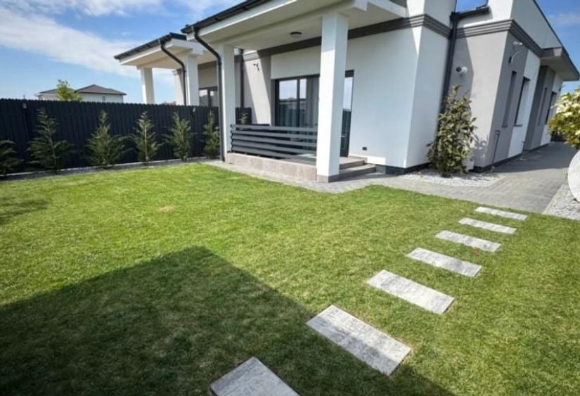 Casă individuală cu 3 camere cu Canalizare în Moșnița Nouă