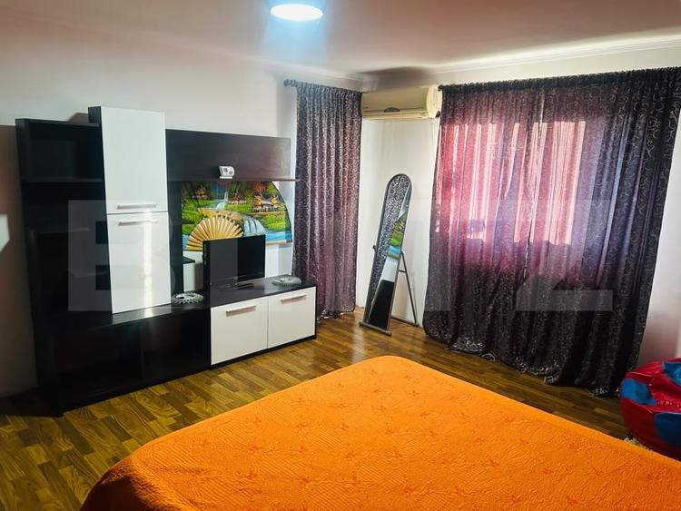 Casă individuală cu 6 camere cu Canalizare în Titu