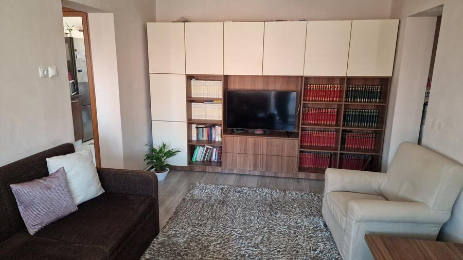 Apartament cu 3 camere semidecomandat în Central