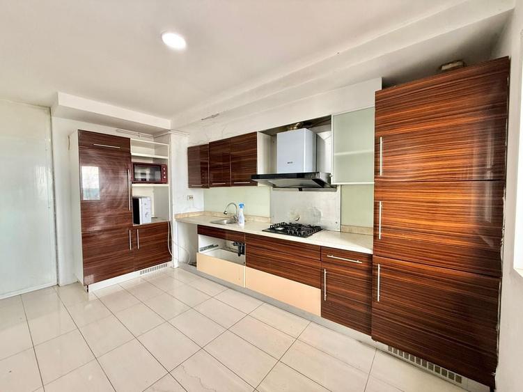 Apartament cu 3 camere decomandat în Ștefăneștii de Jos