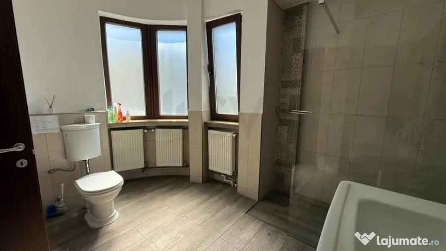 Apartament cu 5 camere decomandat în Victoriei