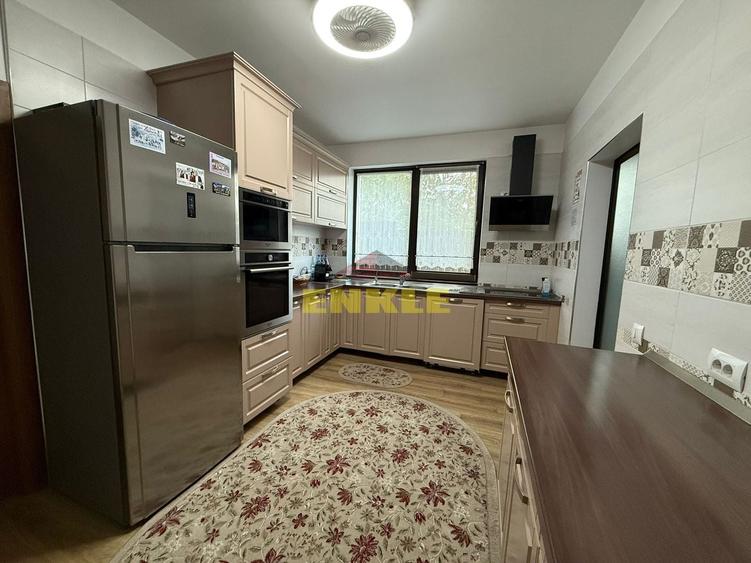 Casă individuală cu 7 camere cu Canalizare în Curtești