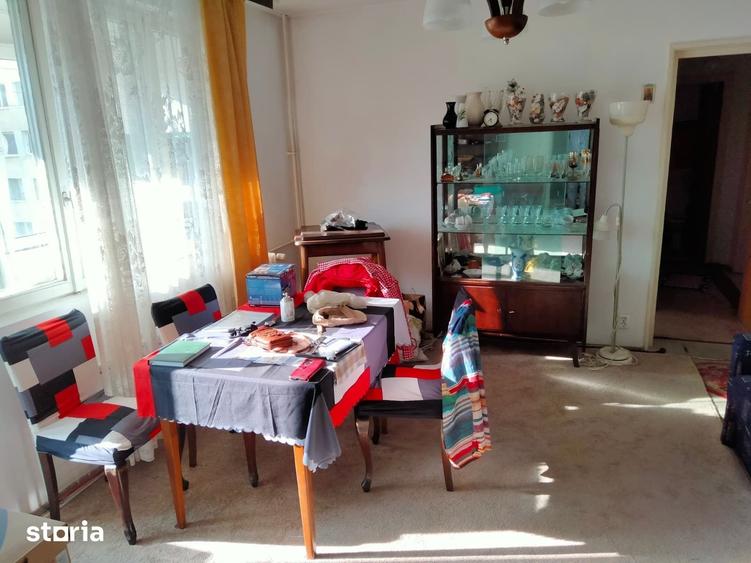 Apartament cu 3 camere semidecomandat în Tei