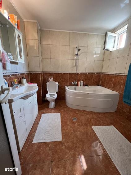 Casă cu 4 camere cu Teren 330 Mp în Bradu