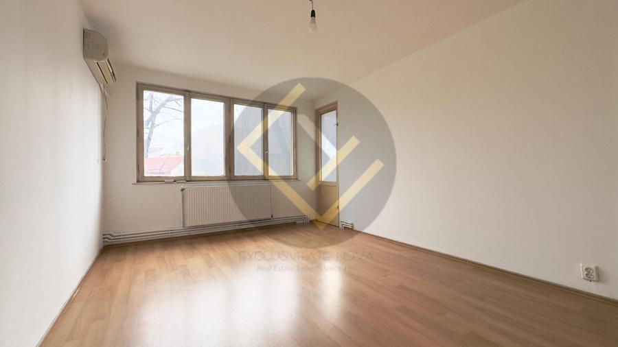 Apartament cu 3 camere semidecomandat în Obor