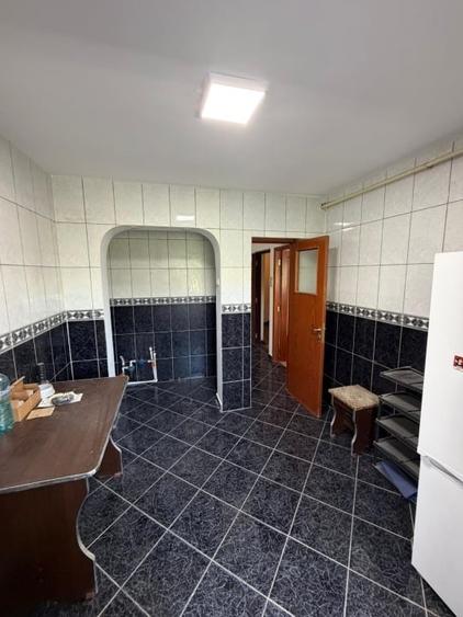 Apartament cu 3 camere decomandat, mobilat în Central