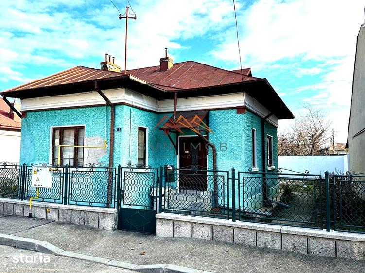 Casă cu 3 camere semidecomandat cu Teren 356 Mp în Central