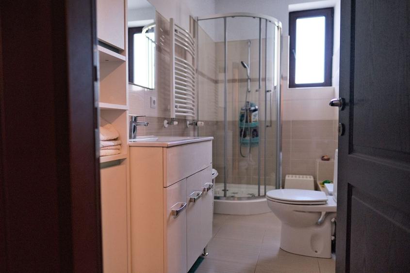 Casă individuală cu 10 camere cu Canalizare în Central