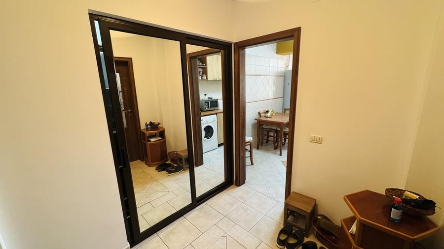 Apartament cu 3 camere semidecomandat în Obor