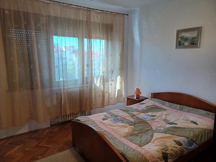 Apartament cu 3 camere semidecomandat în Centrul Civic