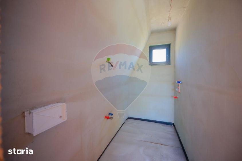 Casă cu 7 camere cu Teren 30200 Mp în Negreni