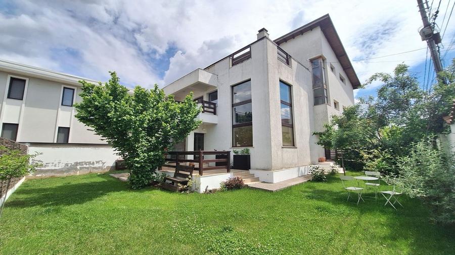 Casă individuală cu 7 camere cu Canalizare în Nord