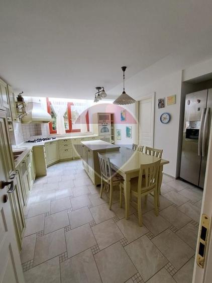 Casă individuală cu 10 camere cu Teren 3000 Mp în Bariera Vâlcii