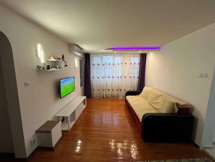 Apartament cu 3 camere semidecomandat, mobilat în Dristor