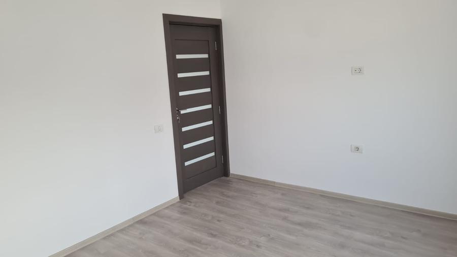 Casă cu 5 camere cu Teren 160 Mp în Est