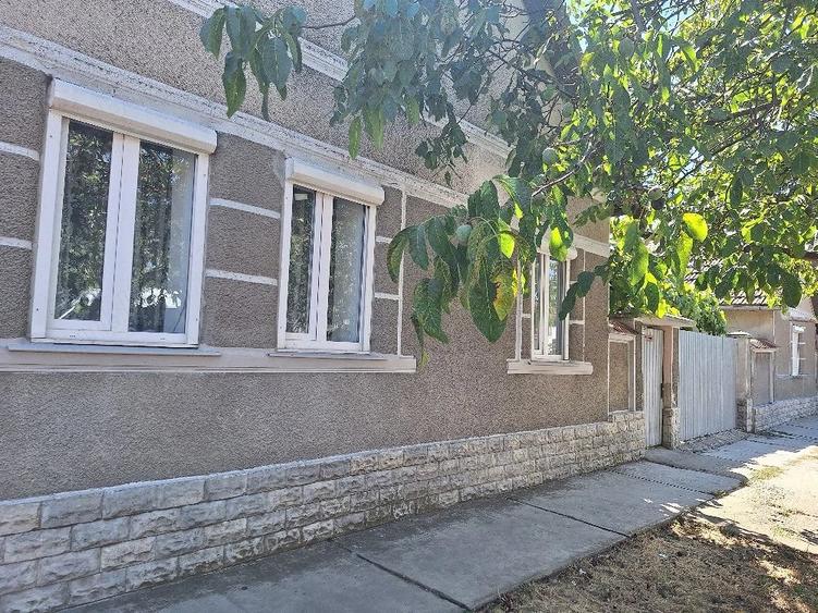Casă cu 3 camere cu Teren 1090 Mp în Drăgășani