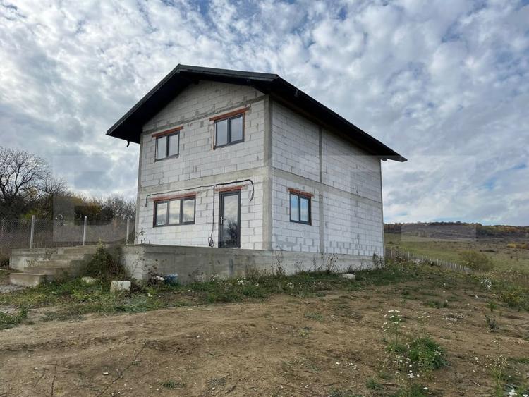 Casă individuală cu 4 camere cu Teren 3000 Mp în Uriu