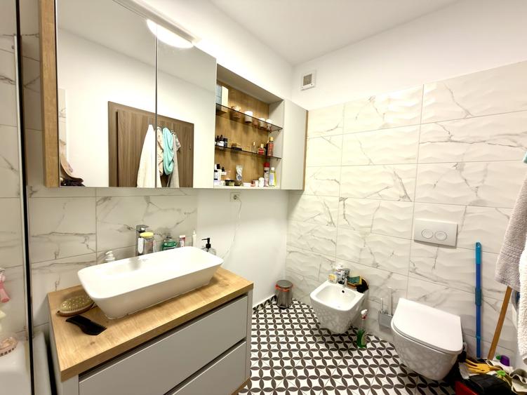 Apartament cu 3 camere semidecomandat, mobilat în Torontalului