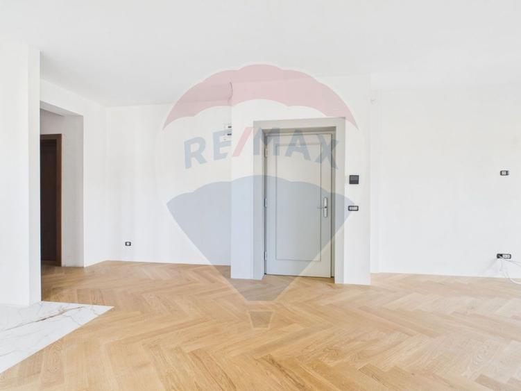 Apartament cu 3 camere decomandat în Calea Moroieni