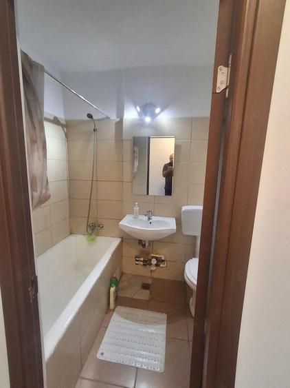 Apartament cu 3 camere semidecomandat în Giulești