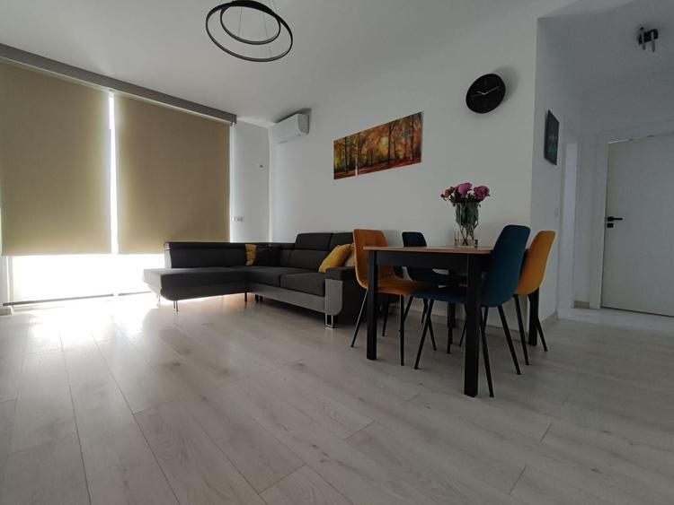 Apartament cu 3 camere semidecomandat, mobilat în Dumbrăvița
