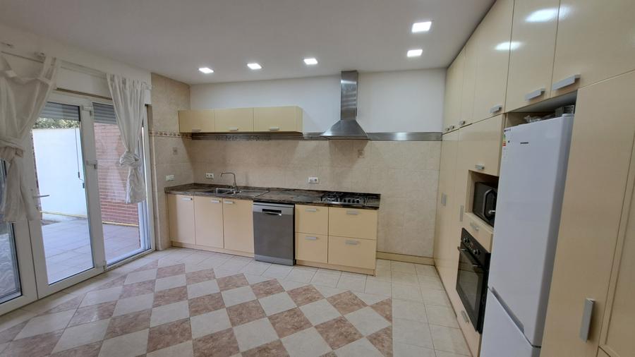 Casă cu 6 camere cu Piscina în Central