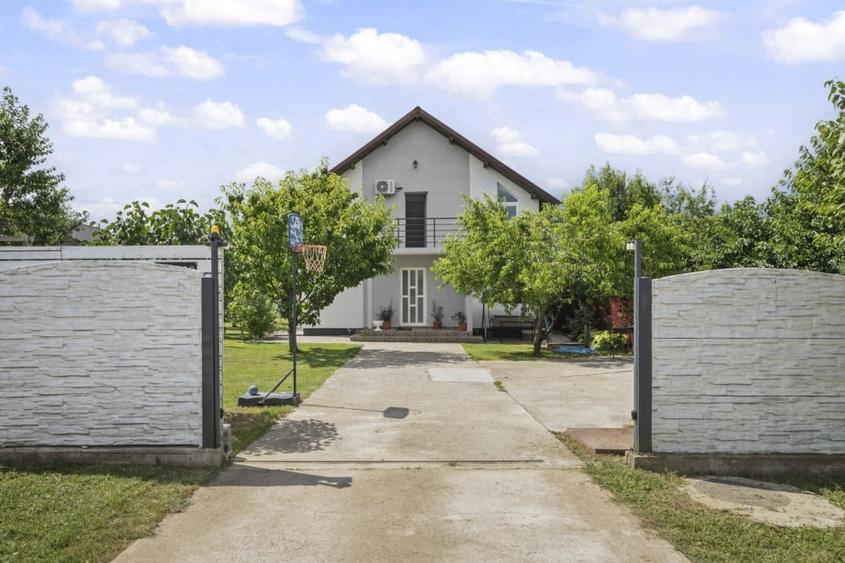 Casă individuală cu 4 camere cu Piscina în Ciolpani