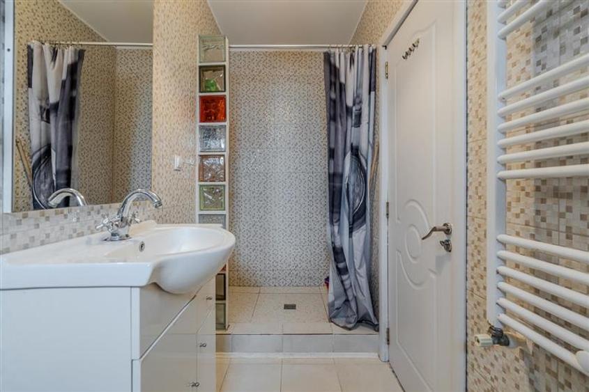 Duplex cu 4 camere cu Canalizare în Central