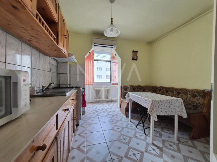 Apartament cu 3 camere decomandat, mobilat în Vasile Aaron