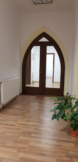 Apartament cu 4 camere semidecomandat în Central
