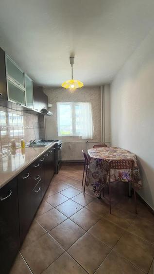 Apartament cu 2 camere semidecomandat, mobilat în 1 Mai