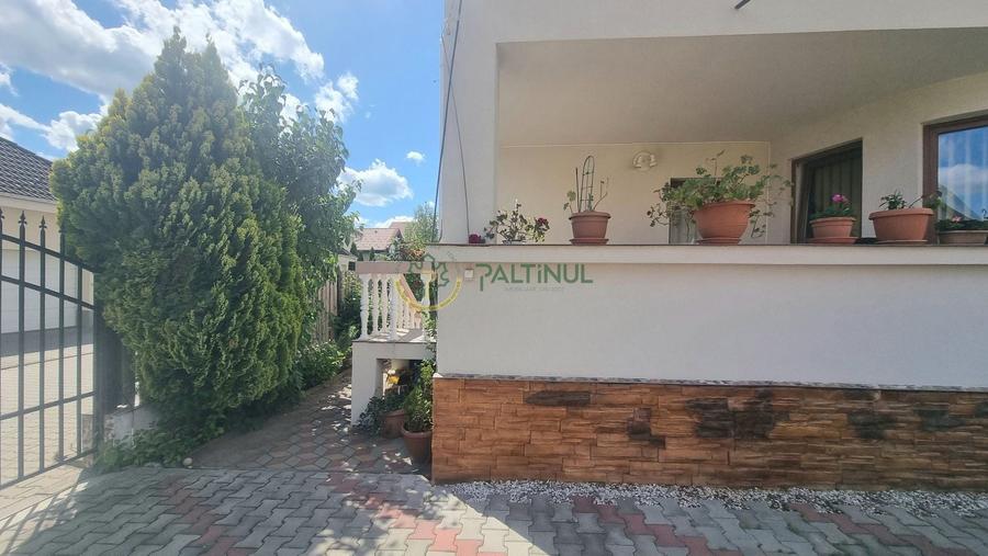 Casă individuală cu 8 camere cu Canalizare în Șelimbăr