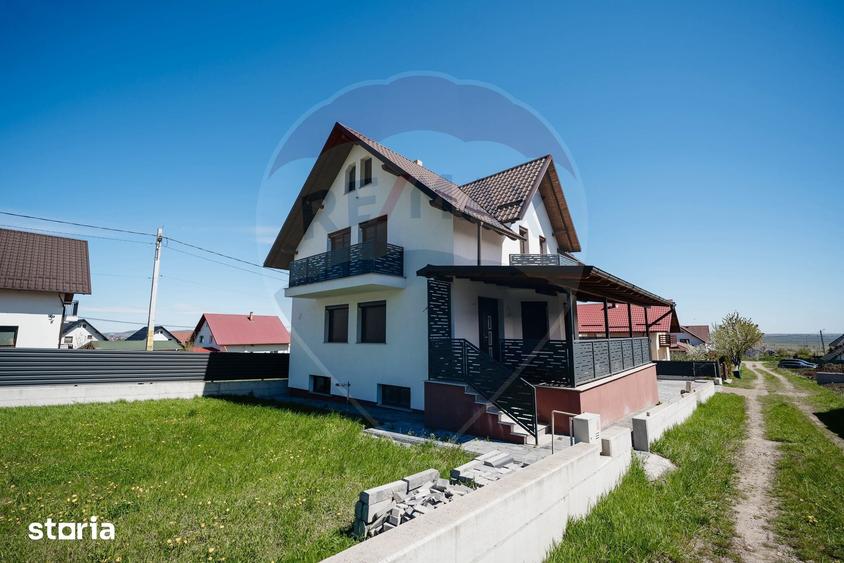 Casă cu 4 camere cu Teren 400 Mp în Ipotești