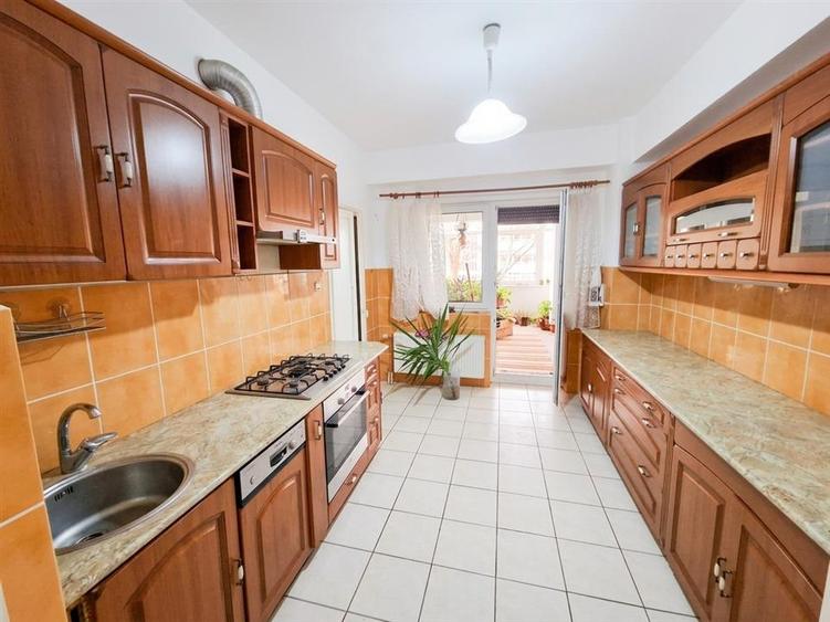 Apartament cu 4 camere decomandat în Bâlc