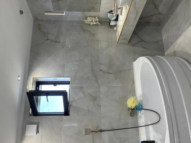 Casă cu 5 camere cu Teren 241 Mp în 1 Decembrie