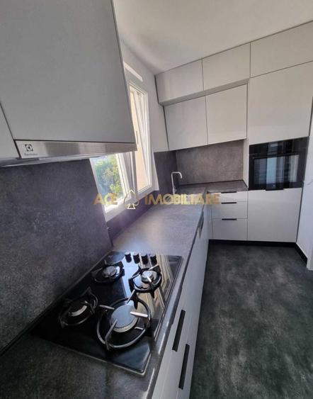 Apartament cu 3 camere semidecomandat, mobilat în Ștefan cel Mare