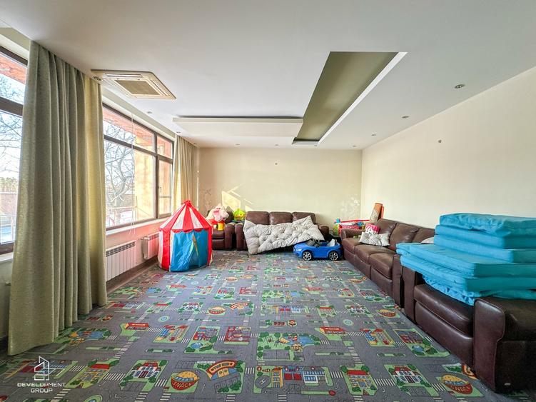 Duplex cu 11 camere cu Garaj în Central