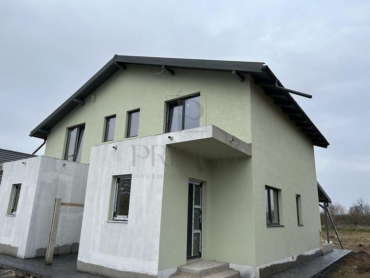 Duplex cu 4 camere cu Canalizare în Bucovăț (Remetea Mare)