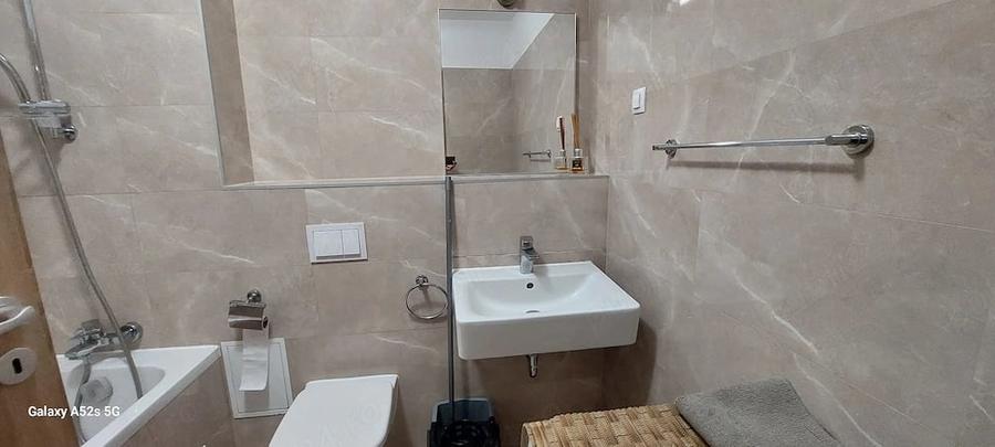Apartament cu 3 camere decomandat în Tractorul