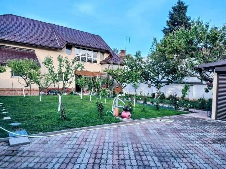 Casă cu 4 camere decomandat în Central