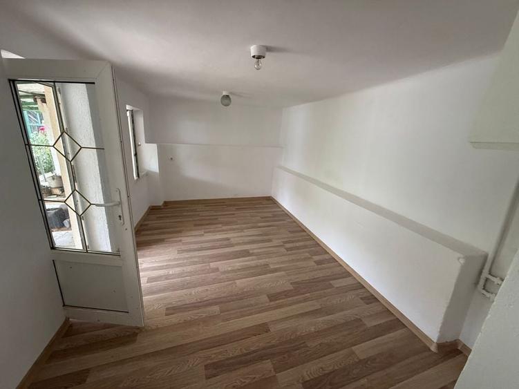 Casă cu 4 camere în Mândra