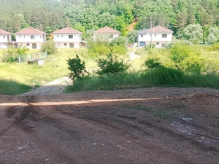 Teren de 1400 mp, în Luna