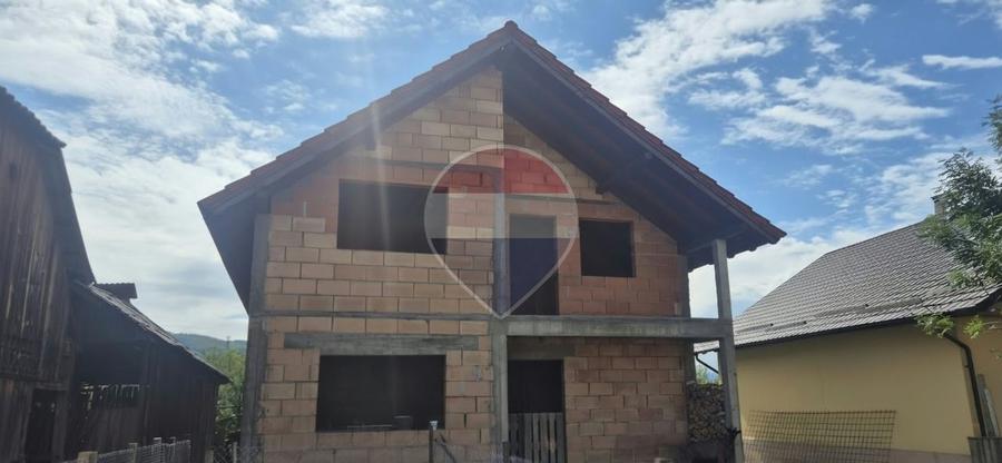 Casă individuală cu 4 camere cu Teren 556 Mp în Rozavlea