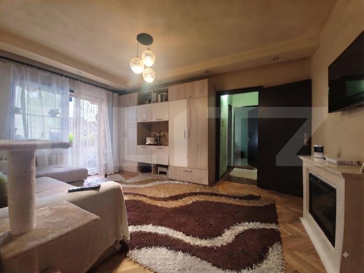 Apartament cu 3 camere semidecomandat, mobilat în Lipovei