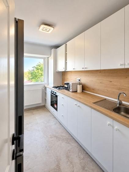 Apartament cu 3 camere semidecomandat, mobilat în Gorjului